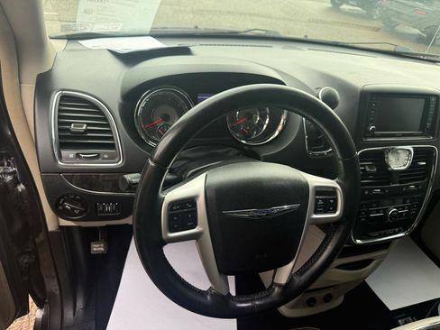 Used 2015 Chrysler Town & Country Touring image 24