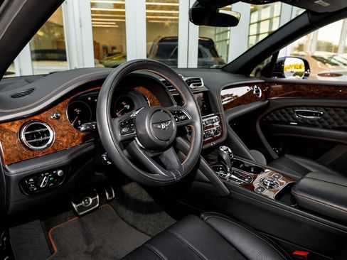 Used 2022 Bentley Bentayga image 16