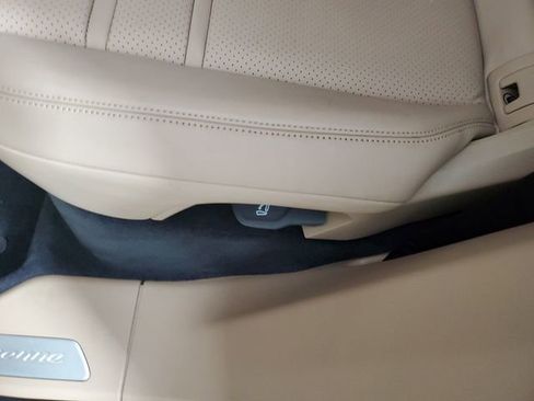 Used 2022 Porsche Cayenne w/ Premium Package image 14