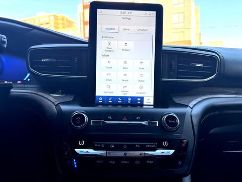 Used 2020 Ford Explorer Platinum w/ Premium Technology Package image 24