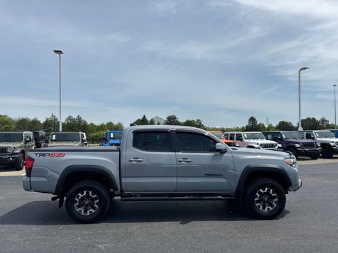 Used 2019 Toyota Tacoma TRD Off-Road AWD/4WD image 2