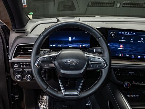 Used 2025 Chevrolet Suburban Z71 w/ Comfort Package image 16