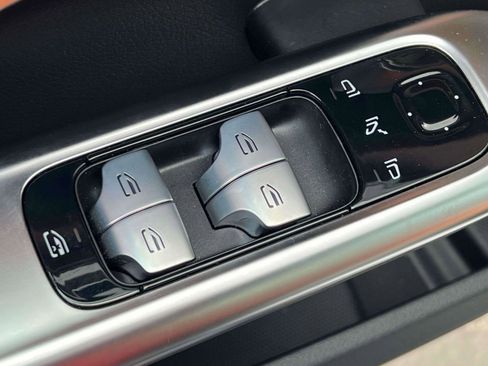 Used 2025 Mercedes-Benz C 300 4MATIC Sedan image 11