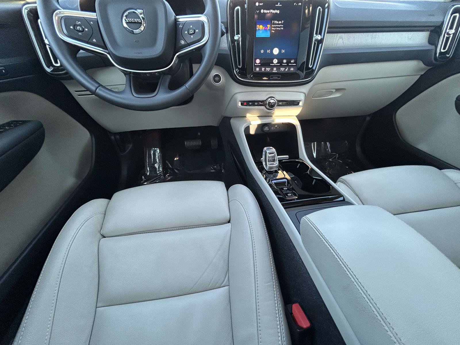 Certified 2024 Volvo XC40 B5 Plus w/ Climate Package AWD/4WD image 16