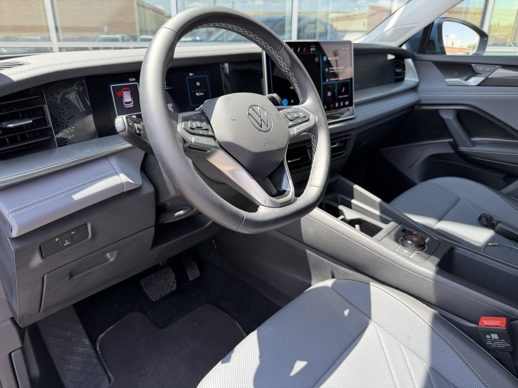 Used 2025 Volkswagen Tiguan SE AWD/4WD image 30