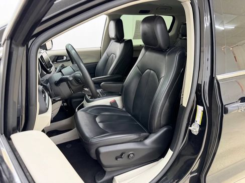 Used 2023 Chrysler Pacifica Touring-L FWD image 18