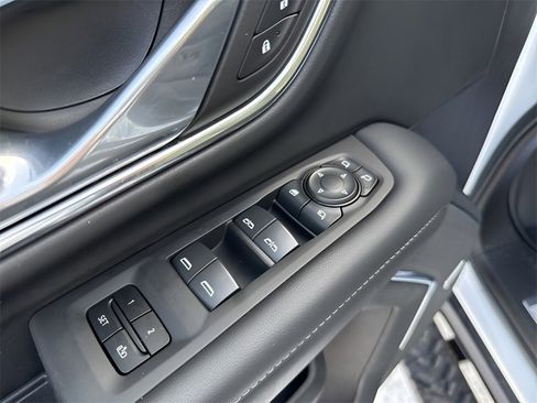 Used 2024 Chevrolet Tahoe Z71 w/ Luxury Package image 25