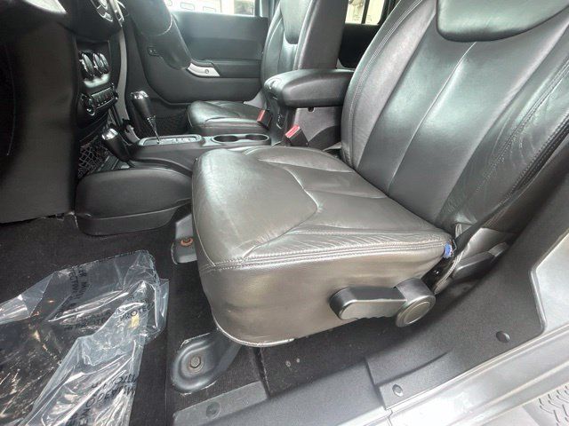 Used 2014 Jeep Wrangler Unlimited Rubicon w/ Connectivity Group AWD/4WD image 18