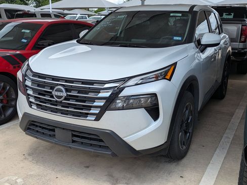 Used 2025 Nissan Rogue SV FWD image 4