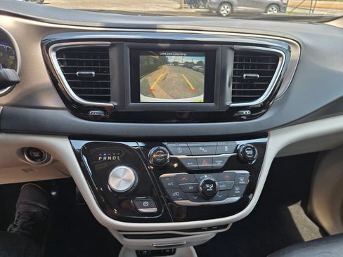 Used 2020 Chrysler Pacifica Touring-L FWD image 7
