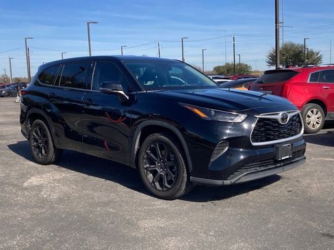 Certified 2022 Toyota Highlander L image 3