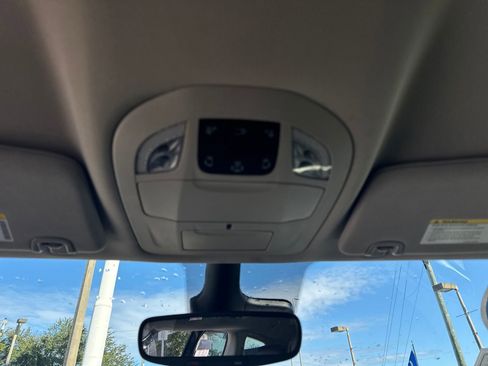 Used 2024 Chrysler Pacifica Select image 24