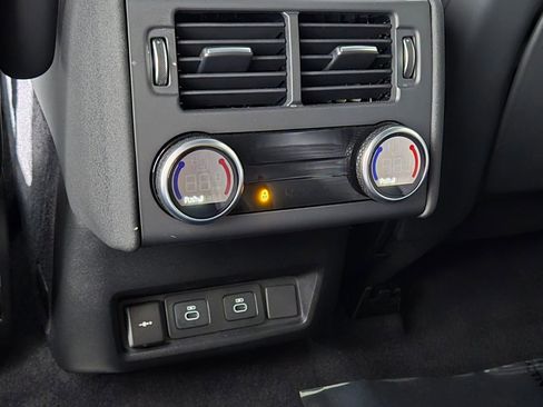 Used 2025 Land Rover Discovery Dynamic SE AWD/4WD image 14
