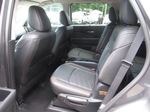 Used 2025 Nissan Pathfinder Platinum AWD/4WD image 16