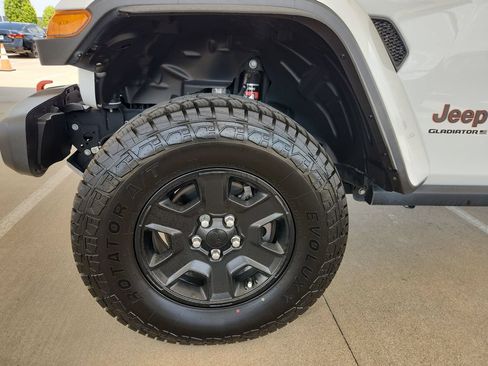Used 2023 Jeep Gladiator Mojave w/ Cold Weather Group AWD/4WD image 32