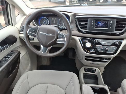 Used 2017 Chrysler Pacifica Touring FWD image 14