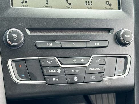 Used 2018 Ford Fusion SE w/ Equipment Group 201A FWD image 18