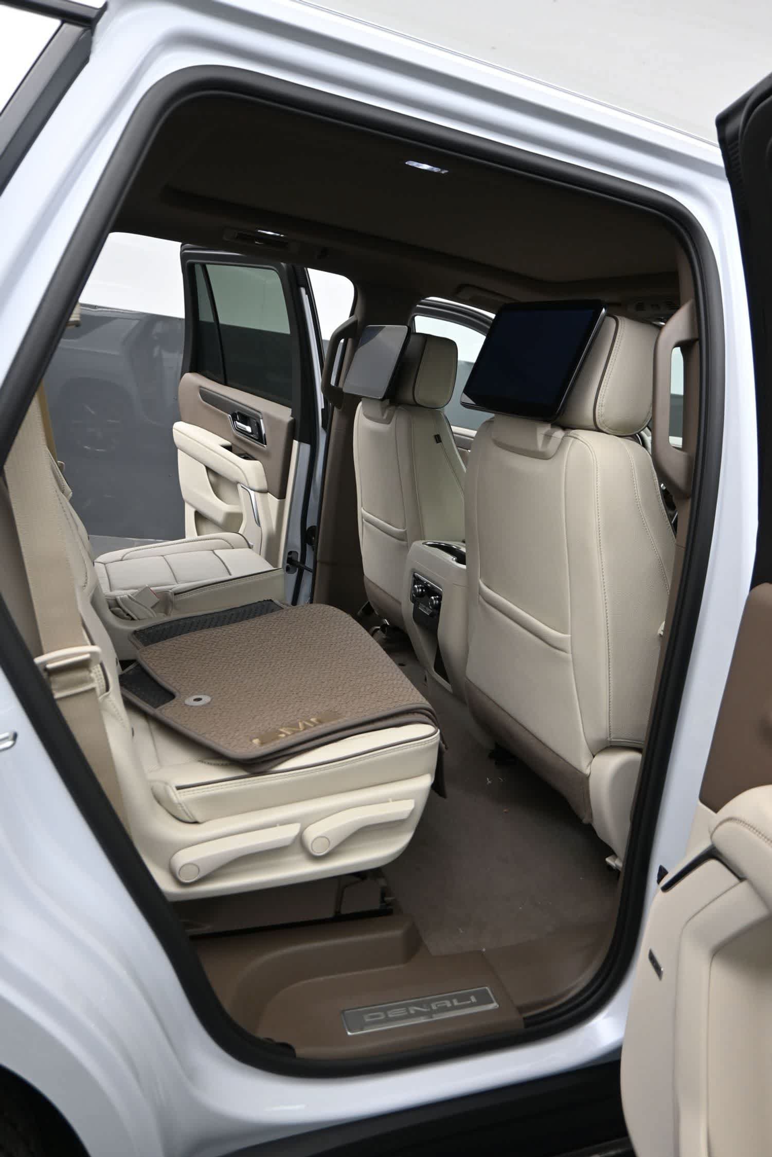 New 2027 GMC Yukon Denali w/ Denali Reserve Package AWD/4WD image 17