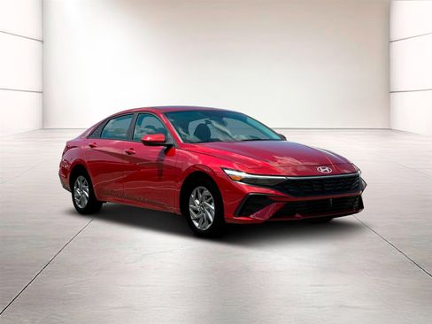 Used 2025 Hyundai Elantra Blue image 11