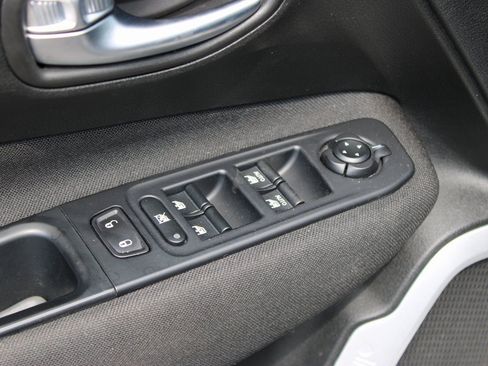 Used 2018 Jeep Renegade Latitude w/ Cold Weather Group AWD/4WD image 19