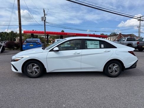 New 2025 Hyundai Elantra SE image 4