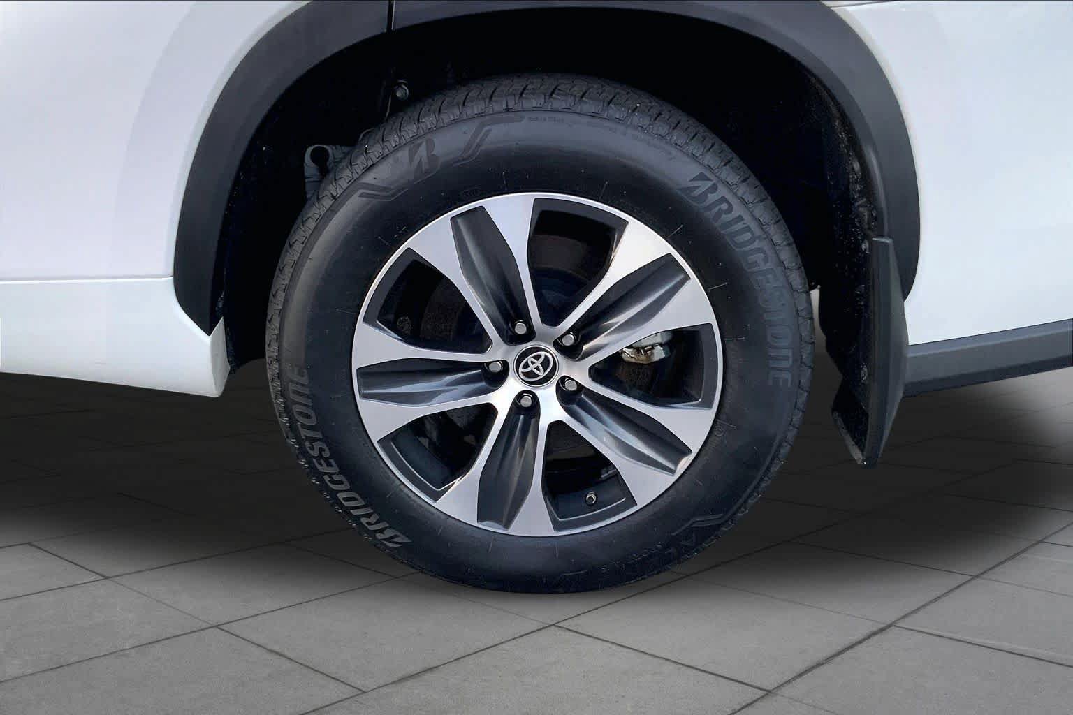 Used 2025 Toyota Highlander XLE AWD/4WD image 10