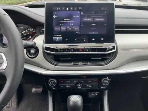 Used 2025 Jeep Compass Limited image 17