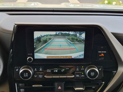 Used 2023 Toyota Highlander XLE FWD image 14