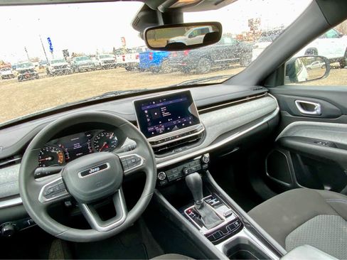 Used 2023 Jeep Compass Sport image 32