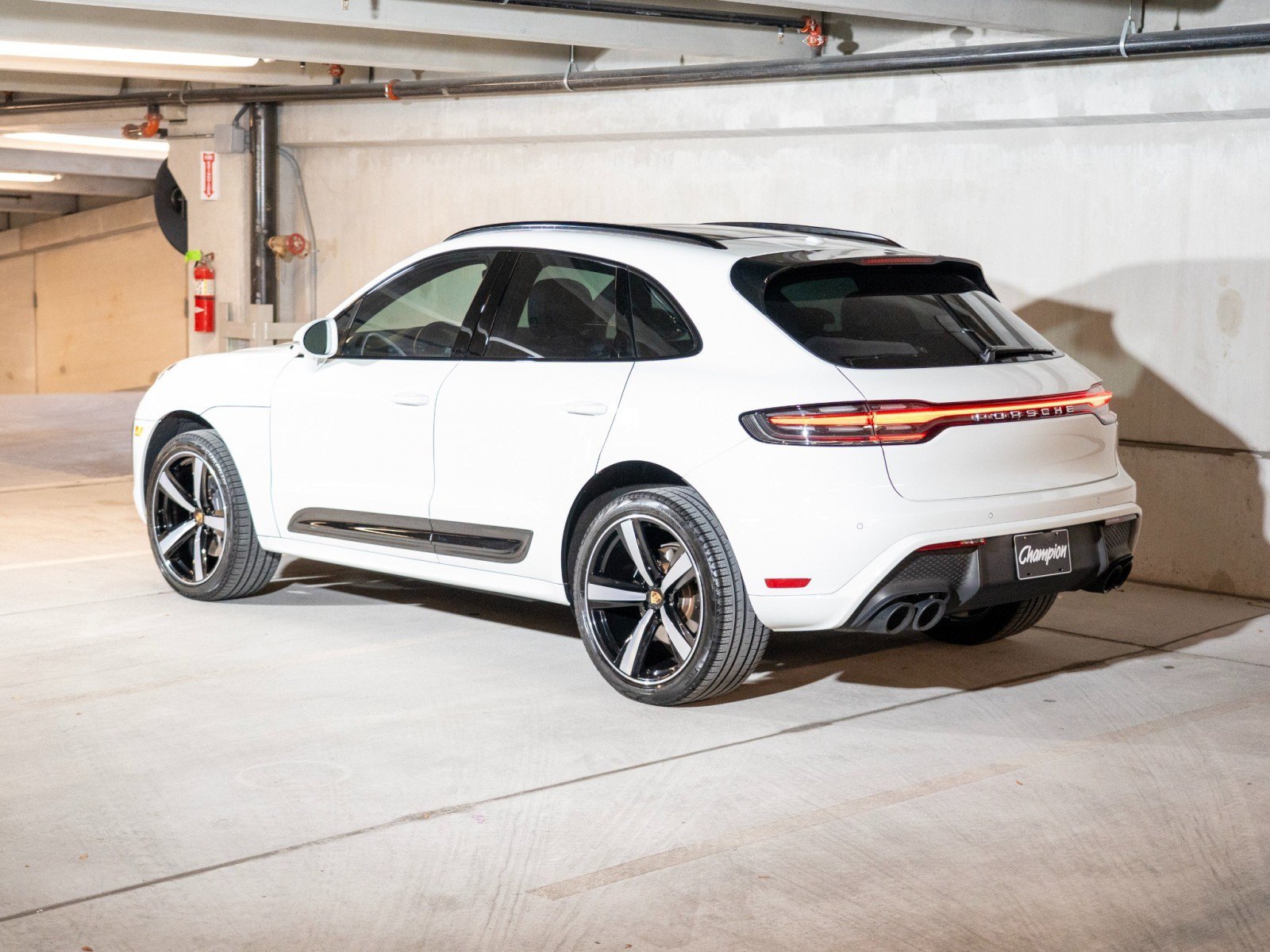 Certified 2022 Porsche Macan AWD/4WD image 3