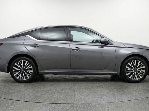 Used 2025 Nissan Altima 2.5 SV image 11