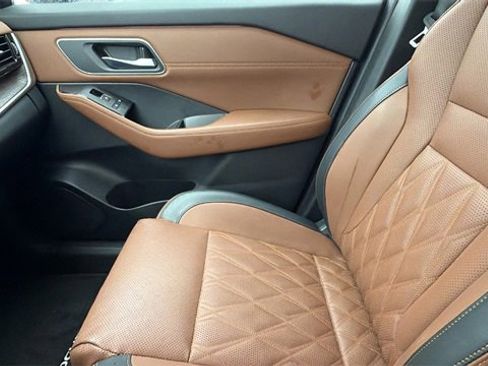 Used 2025 Nissan Rogue Platinum w/ Tech Package image 23