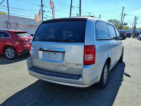 Used 2010 Chrysler Town & Country Touring image 5