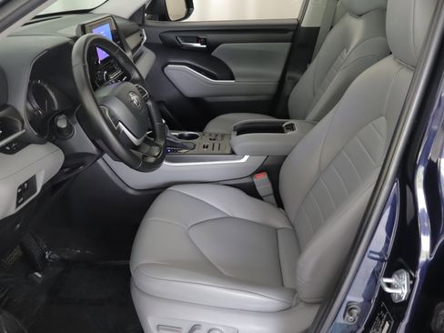 Used 2023 Toyota Highlander XLE AWD/4WD image 9