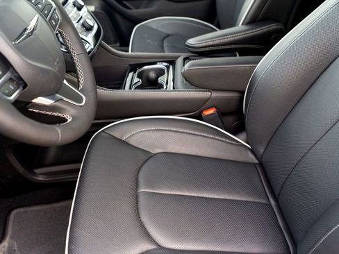 New 2026 Chrysler Pacifica Limited FWD image 10