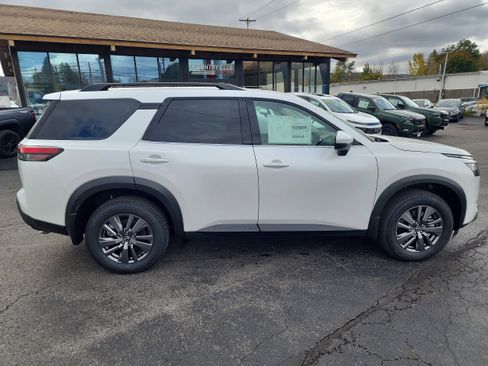 New 2025 Nissan Pathfinder SV image 9
