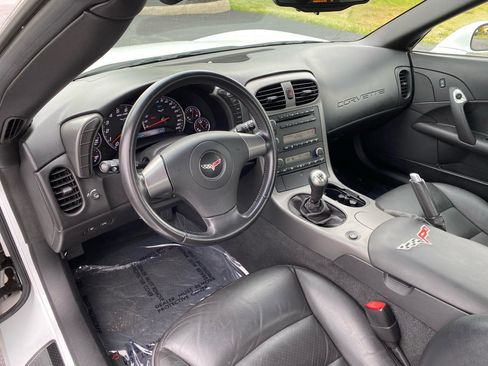 Used 2007 Chevrolet Corvette Coupe w/ Performance Package RWD image 9