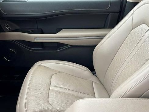 Used 2024 Ford Expedition Limited image 21