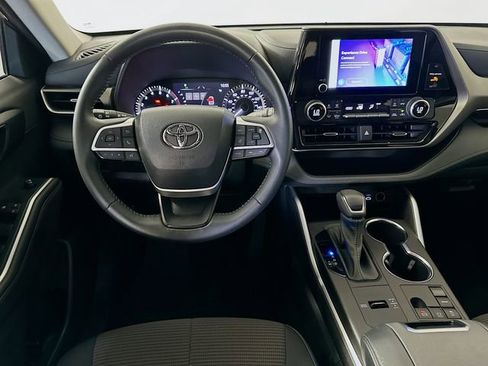 Used 2023 Toyota Highlander LE FWD image 23