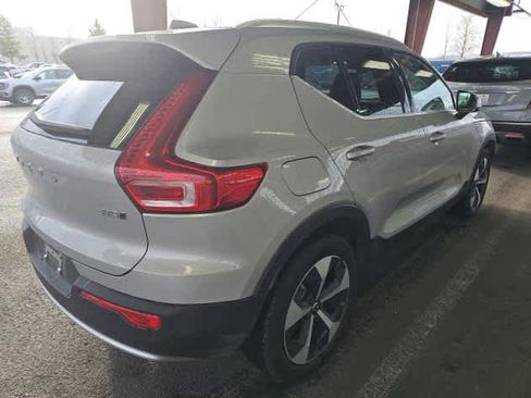 Used 2025 Volvo XC40 B5 Plus image 4