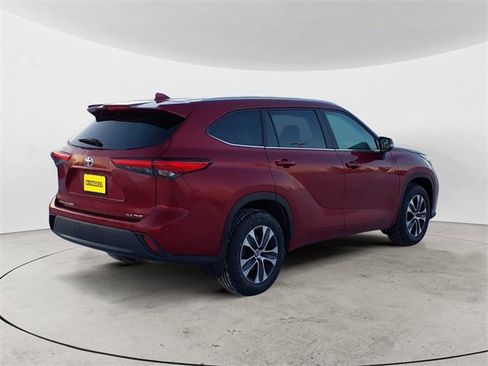 Used 2023 Toyota Highlander XLE image 5