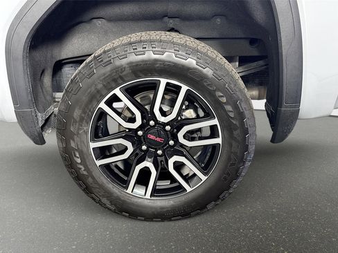 Certified 2025 GMC Sierra 1500 AT4 w/ AT4 Premium Package AWD/4WD image 32