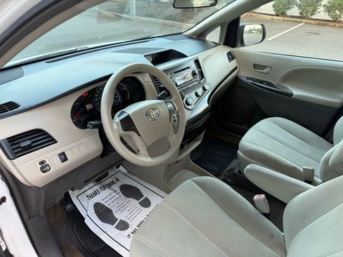 Used 2013 Toyota Sienna L image 11