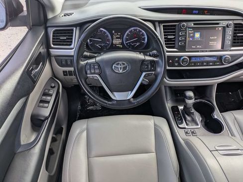 Used 2019 Toyota Highlander XLE FWD image 14