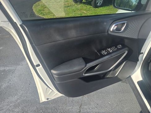 Used 2025 Kia Soul LX w/ LX Technology Package FWD image 21