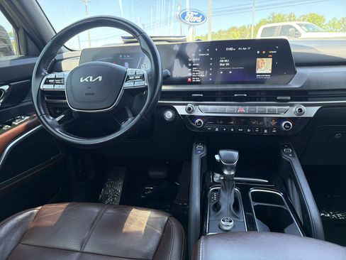 Used 2024 Kia Telluride EX w/ EX Captain's Chair Package FWD image 3