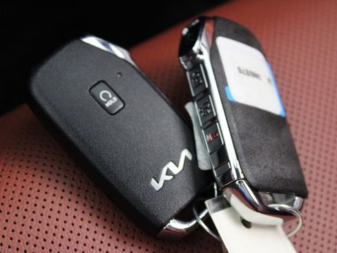 Used 2025 Kia Sportage SX image 30