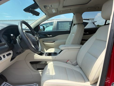 Used 2022 GMC Acadia Denali w/ Denali Ultimate Package FWD image 9
