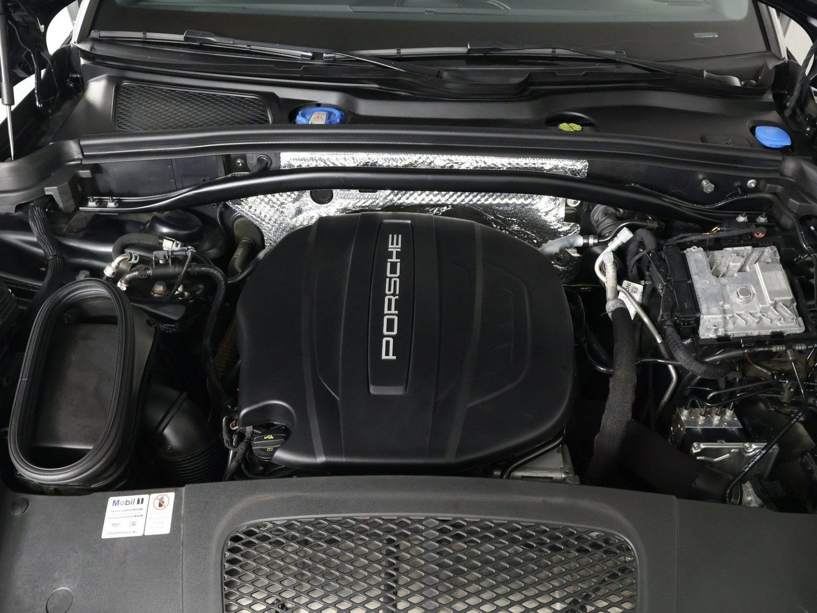 Certified 2021 Porsche Macan AWD/4WD image 26