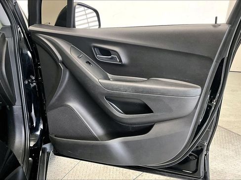 Used 2020 Chevrolet Trax LS FWD image 18